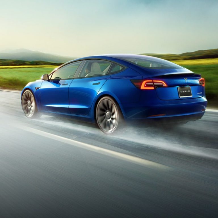 Európa legsikeresebb elektromos autója a Tesla Model 3 volt az első félévben