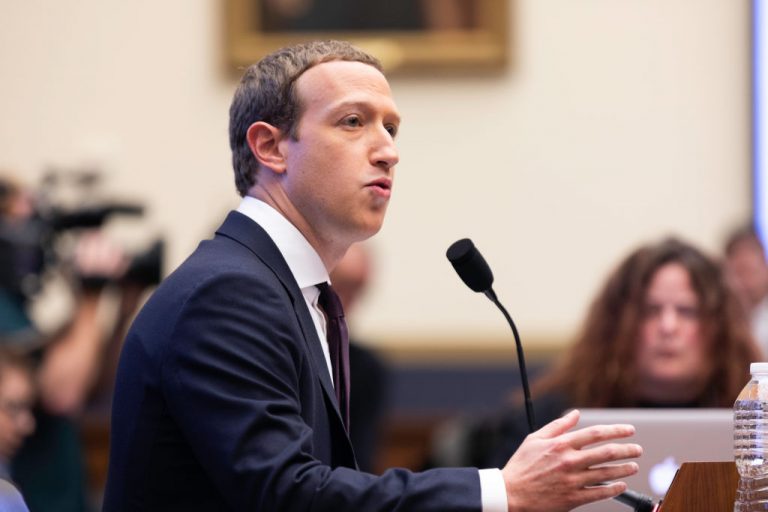 Mark Zuckerberg és a szőnyeg négy széle