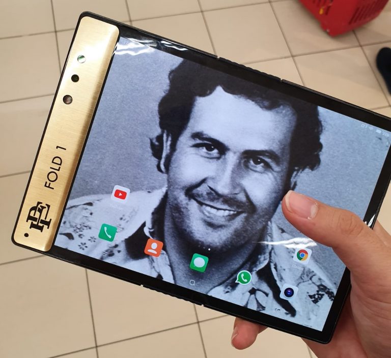 Retteghet a Samsung, Pablo Escobar bátyja saját hajlítható telefont dobott piacra
