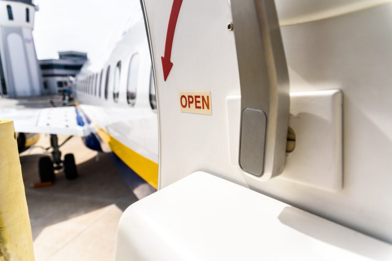 Mi történik, ha megpróbálod kinyitni a repülőgép ajtaját menet közben?
