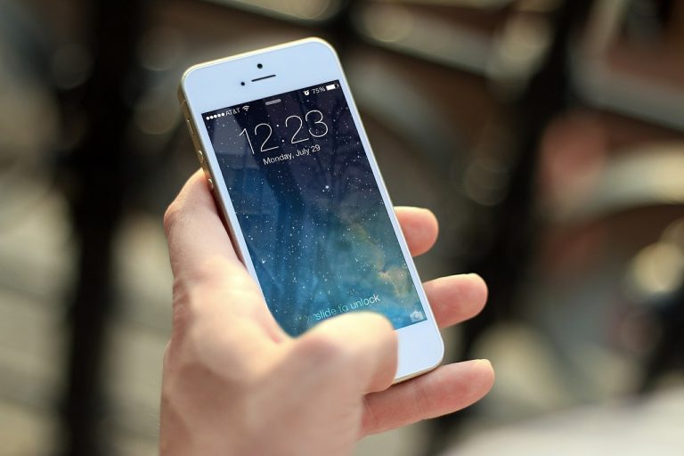 Az FBI újra szeretne belesni egy jelszóval védett iPhone-ba