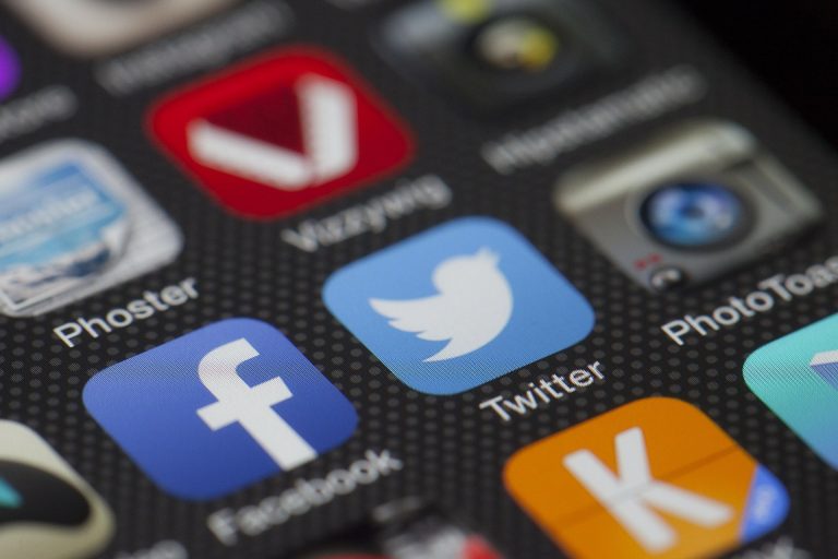 Háború a Twitteren, királyi szakítás az Instán - fel tud ehhez nőni a közösségi média?