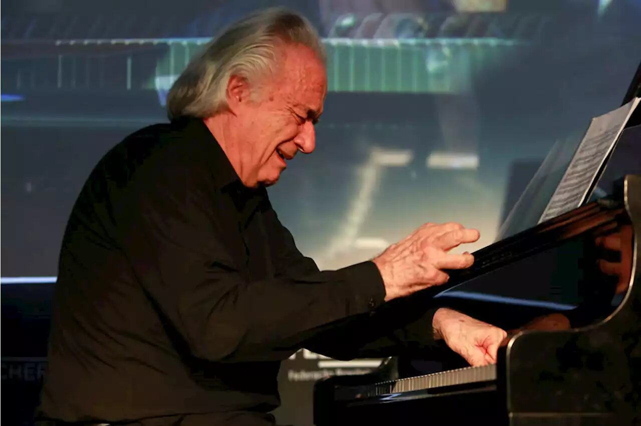 Bionikus 'varázskesztyű' segítségével 20 év után újra zenélhet a zongoraművész
