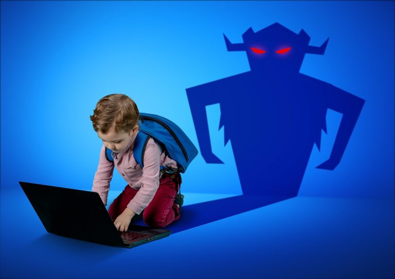 Az internet számos veszélyt rejt a gyerekek számára, különösen, ha szülei erre nem figyelnek