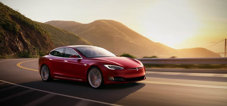 A Tesla 17 pillanata, avagy egy év a Model 3 volánja mögött