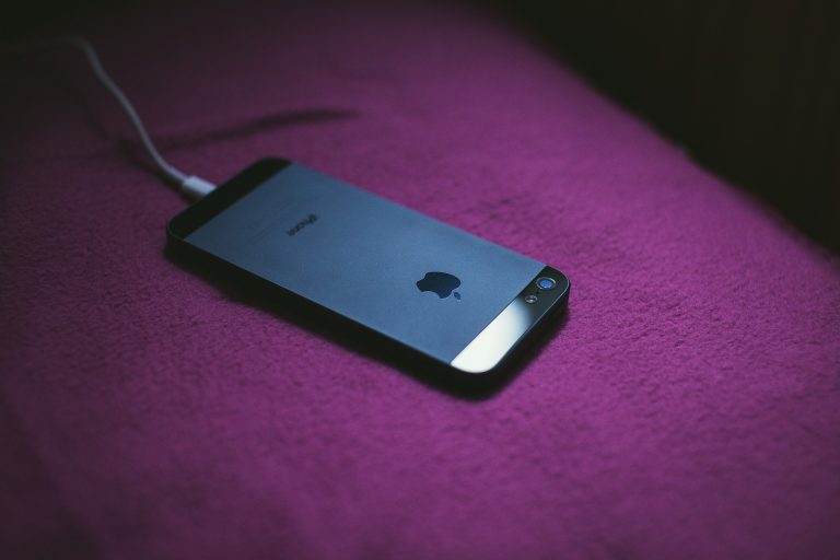 Az Apple visszafogta az iPhone-ok teljesítményét. Félmilliárd dollárjuk bánja