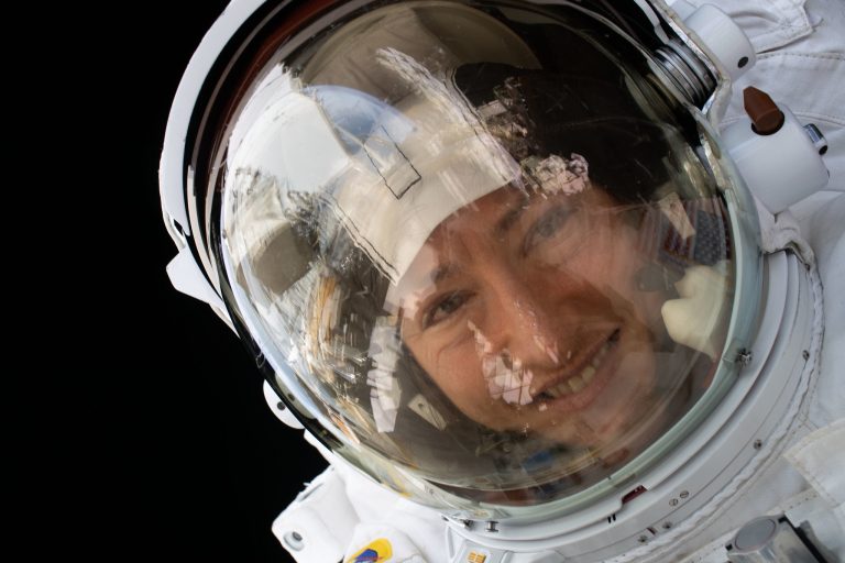 Christina Koch rekorder NASA űrhajós, majdnem egy év után tért vissza a Földre
