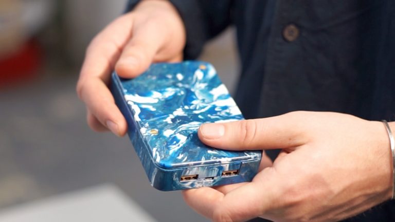 A műanyaghulladékból öntött mobiltöltő a jövő nagy dobása lehet