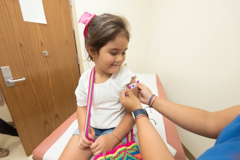 A koronavírus mellett, a vakcinából származó járványos gyermekbénulás ellen is sürgősen új vakcina kellene
