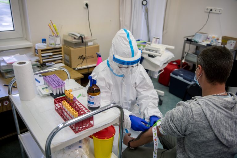 Ingyenesen kínál oltás utáni antitest vizsgálatot a Semmelweis Egyetem