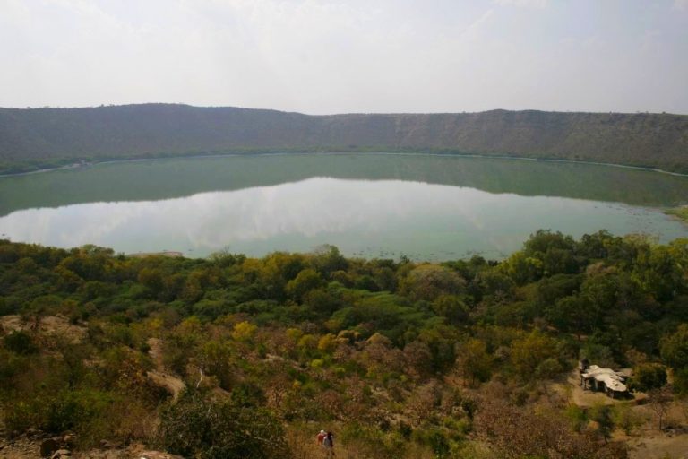 Senki sem tudja, miért lett ez a tó rózsaszín Indiában