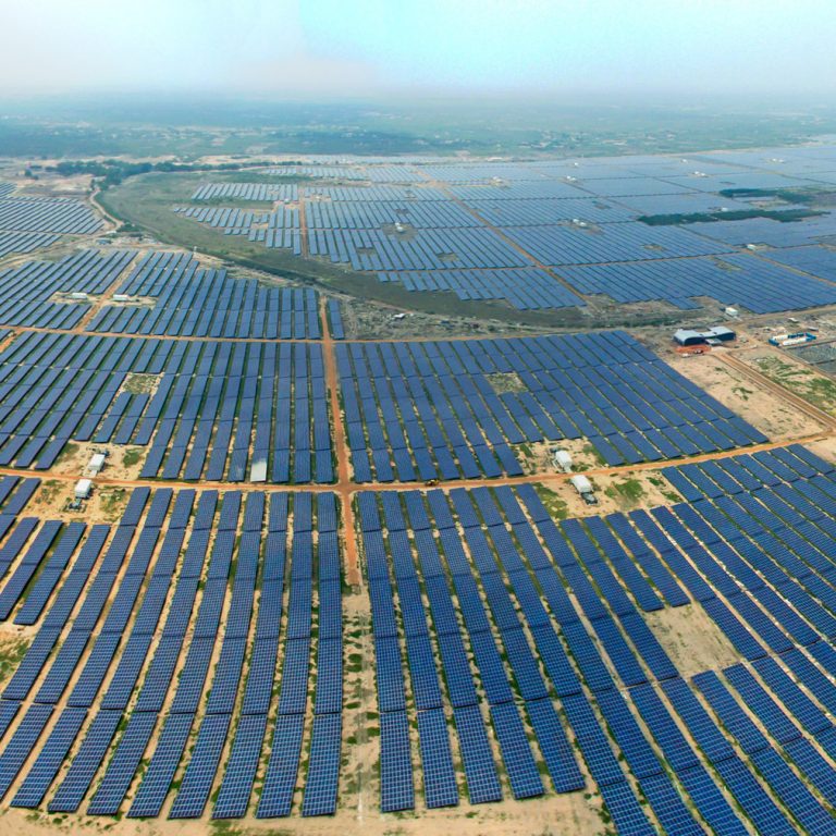 Indul a világ legnagyobb, hatmilliárd dolláros napenergia-beruházása