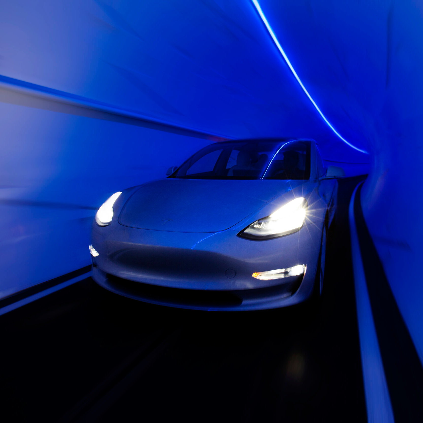 12 személyes alagútjáró Tesla kisbusszal a reptérre, 200-zal
