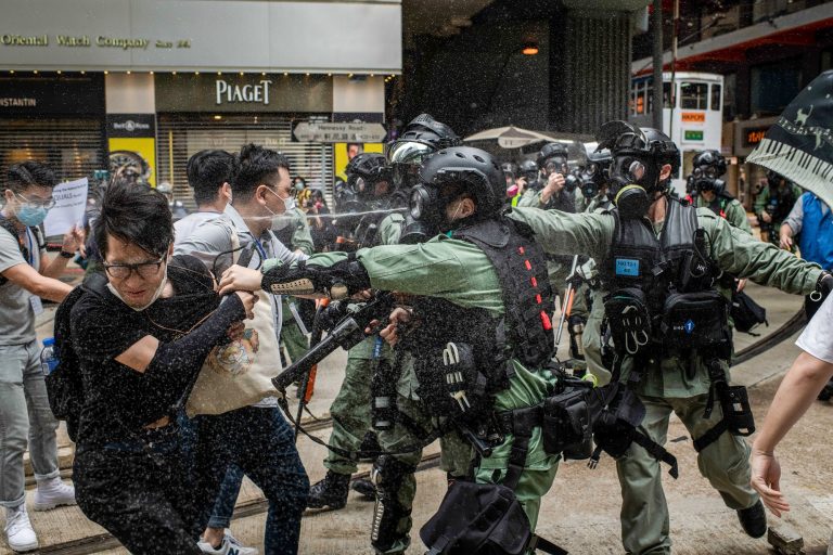 Szorul a digitális hurok Hongkong nyakán