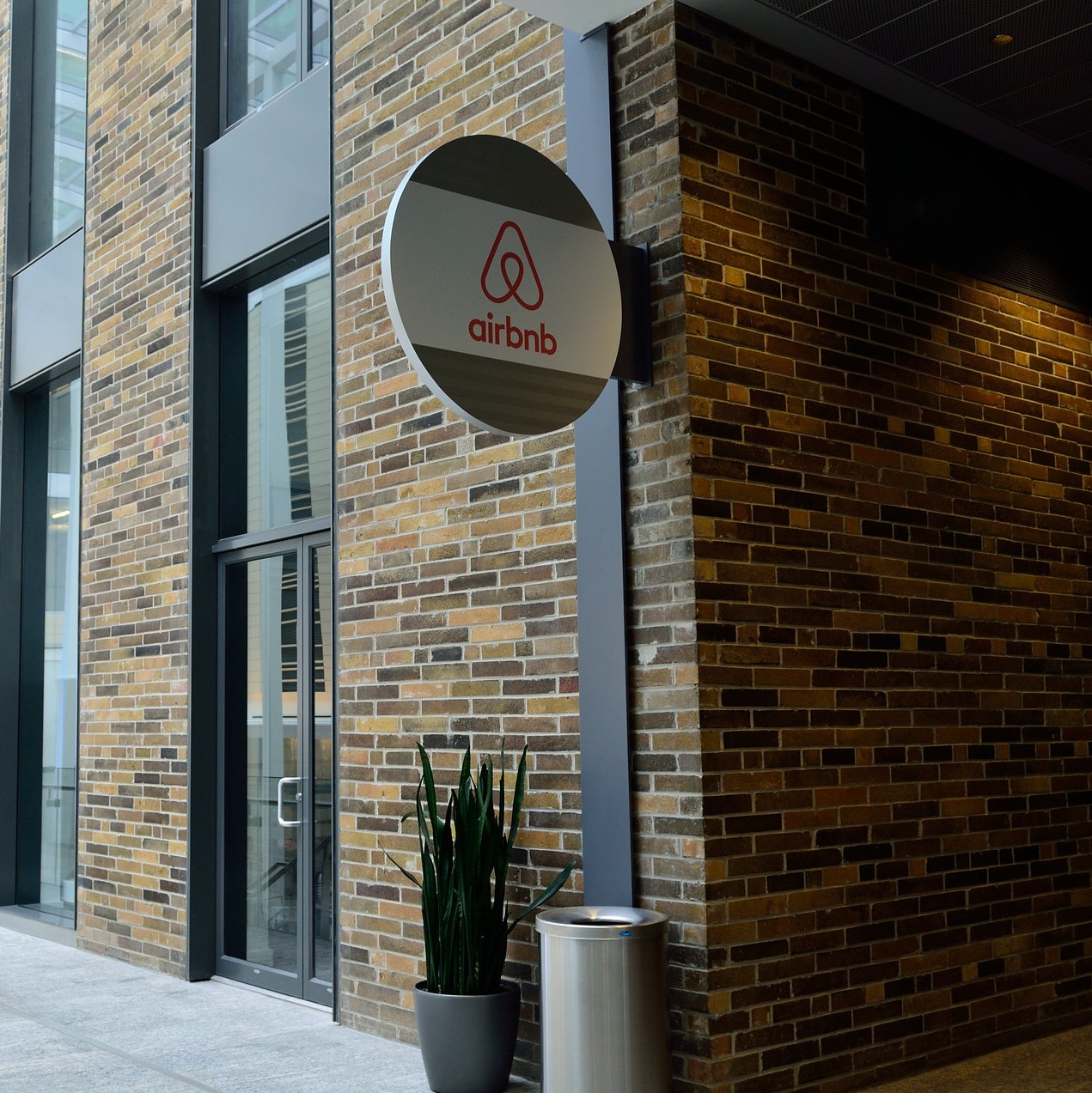 Elfogadta a Parlament az „Airbnbtörvényt” Rakéta