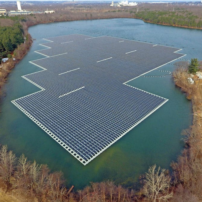 Vízen lebegő naperőművek: érdekes trend a megújuló energia-szektorban