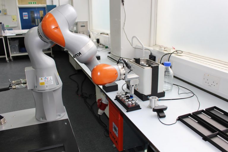 Lassacskán a laboratóriumokat is meghódítják a robotok