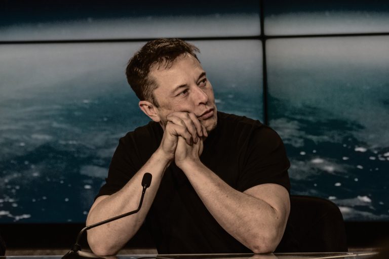 Elon Musk pénteken mutatja be a prototípusát annak a gépnek, amivel az emberi agy összeköthető a számítógépekkel