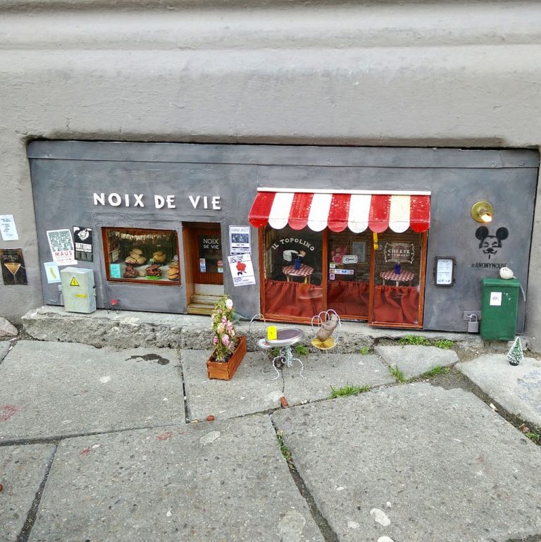 Svéd lemezbolt egereknek, jelzőlámpa lombkorona, szürreális kísértetszálló – válogatás a bizarr városi művészet legjavából