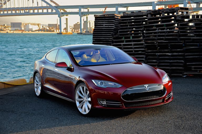150 km/h-val száguldott az önvezető Tesla, miközben a sofőrje békésen aludt