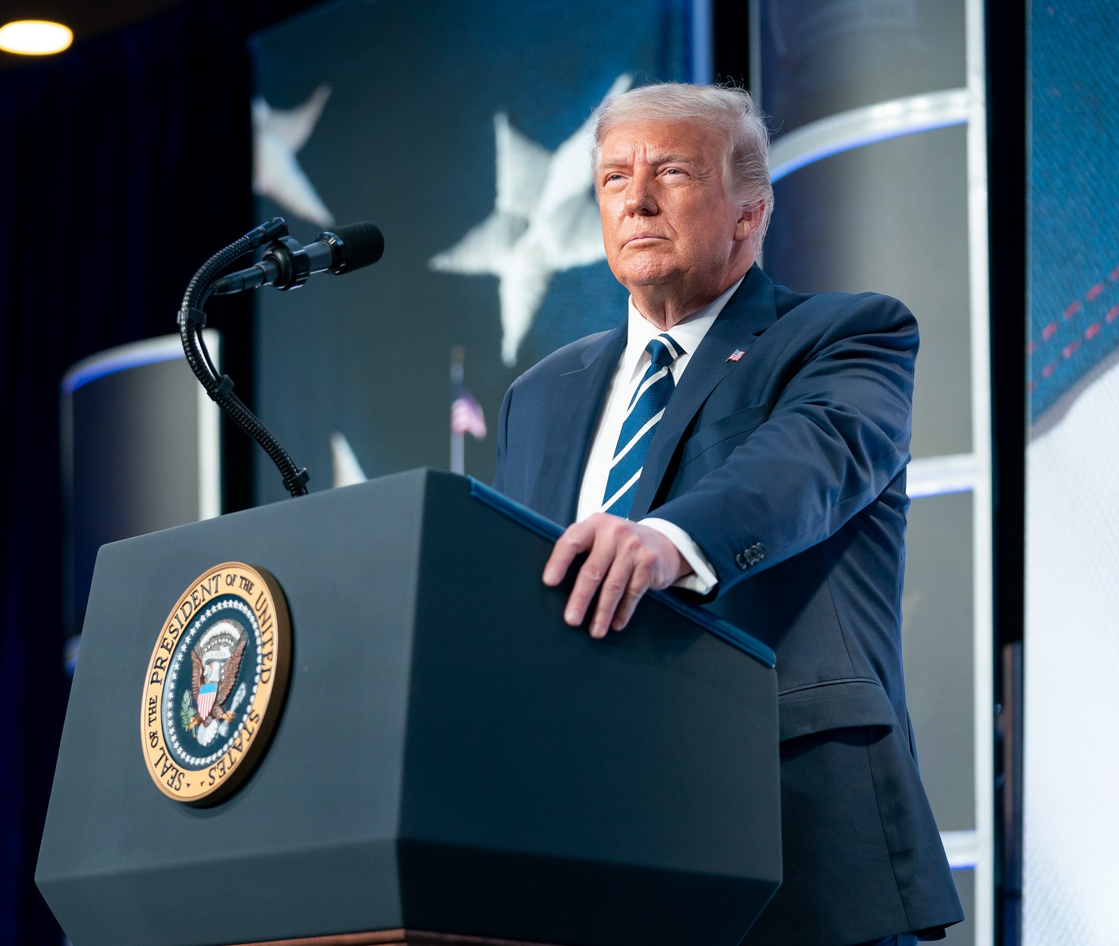 Donald Trump vasárnaptól betiltja a TikTok letöltését az USA-ban