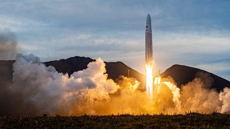 Az Astra első kilövése sikertelen lett, miután a rakétájuk nem állt pályára