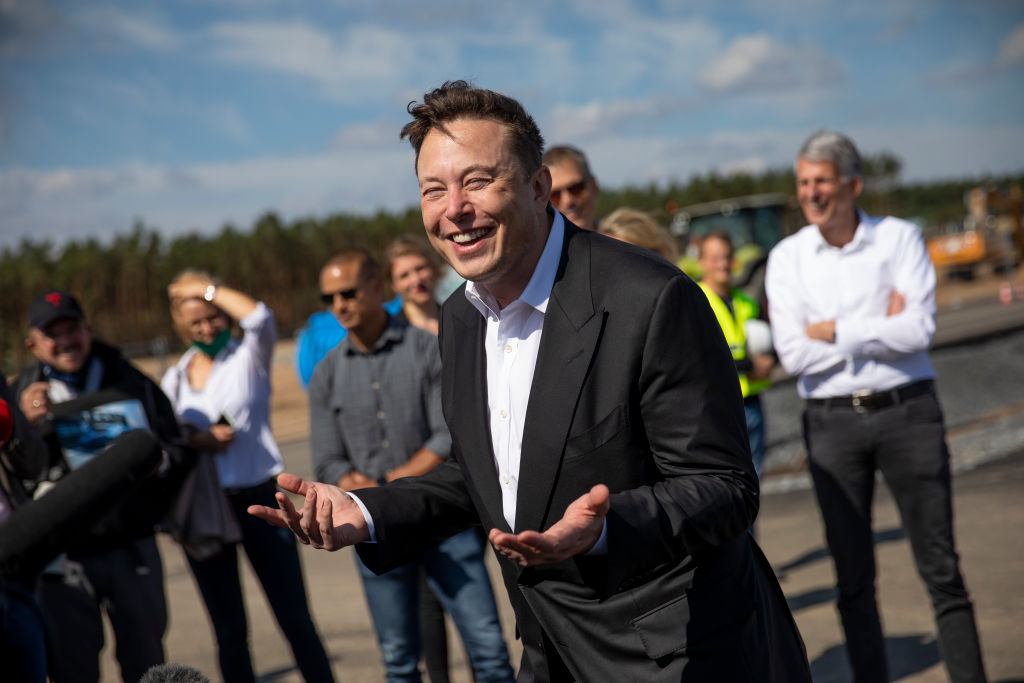 25 ezer dolláros Teslát ígért be Elon Musk