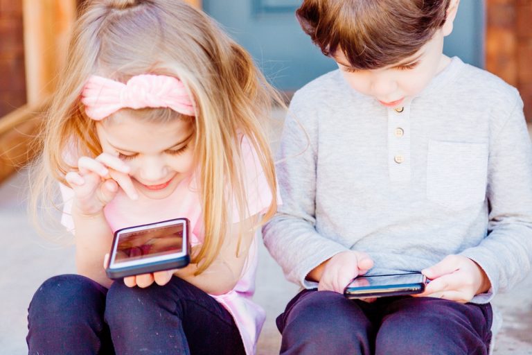 Hamarabb beleeshetnek a gyerekek a digitális világ csapdájába, mint hinnénk