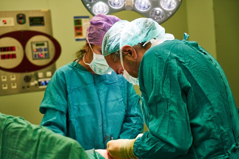 Személyre szabott térdprotézis, kiegészített valóság és robottechnológia – csúcstechnológiájú műtétek Magyarországon