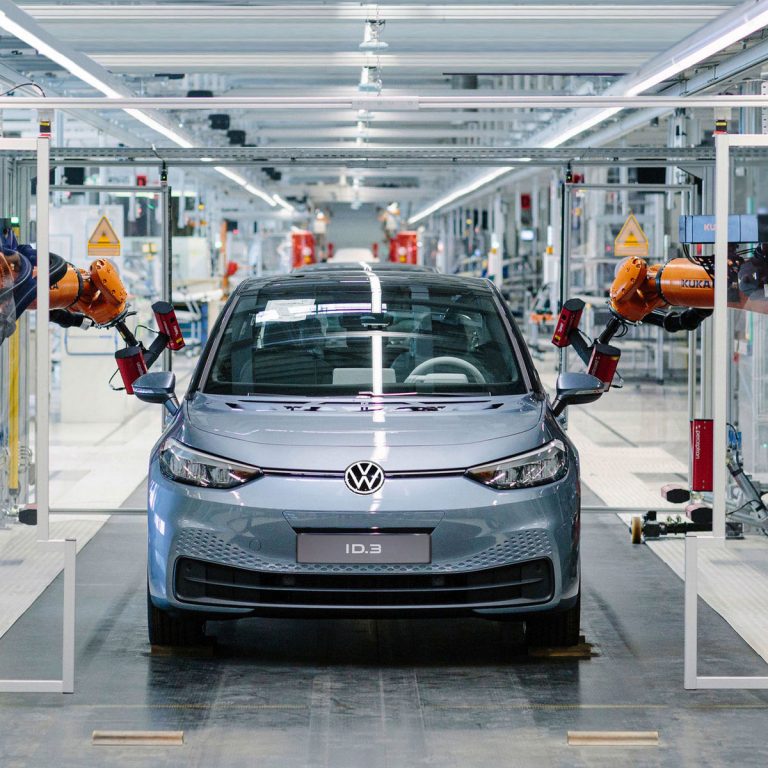 A Volkswagen inkább egy kínai elektromos autó-gyártónak fizet, mint az EU-nak, ha nem tudja teljesíteni az emissziós előírásokat