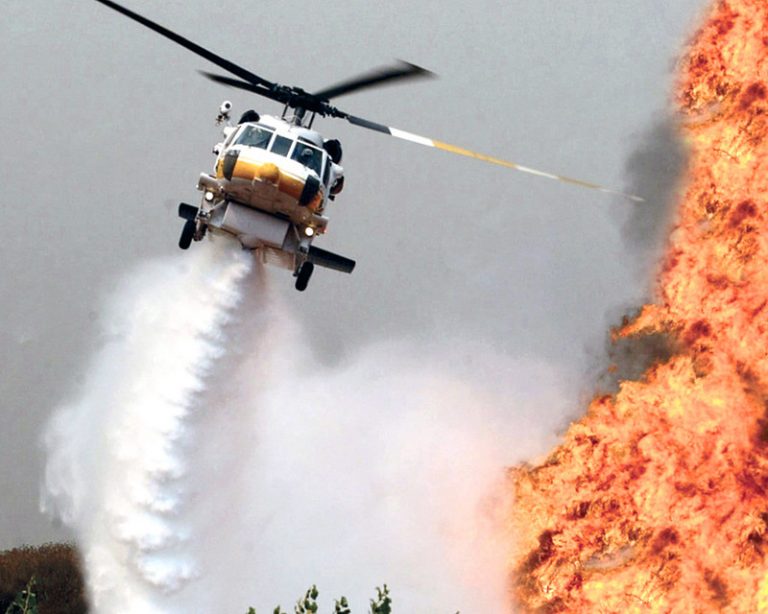 Nem csak helikopterről oltják az USA tüzeit, a tűzoltó-drónok tűzgolyókat vetnek a magasból