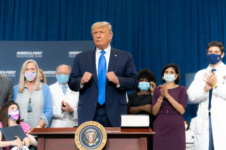 Kórházba szállították Donald Trump elnököt