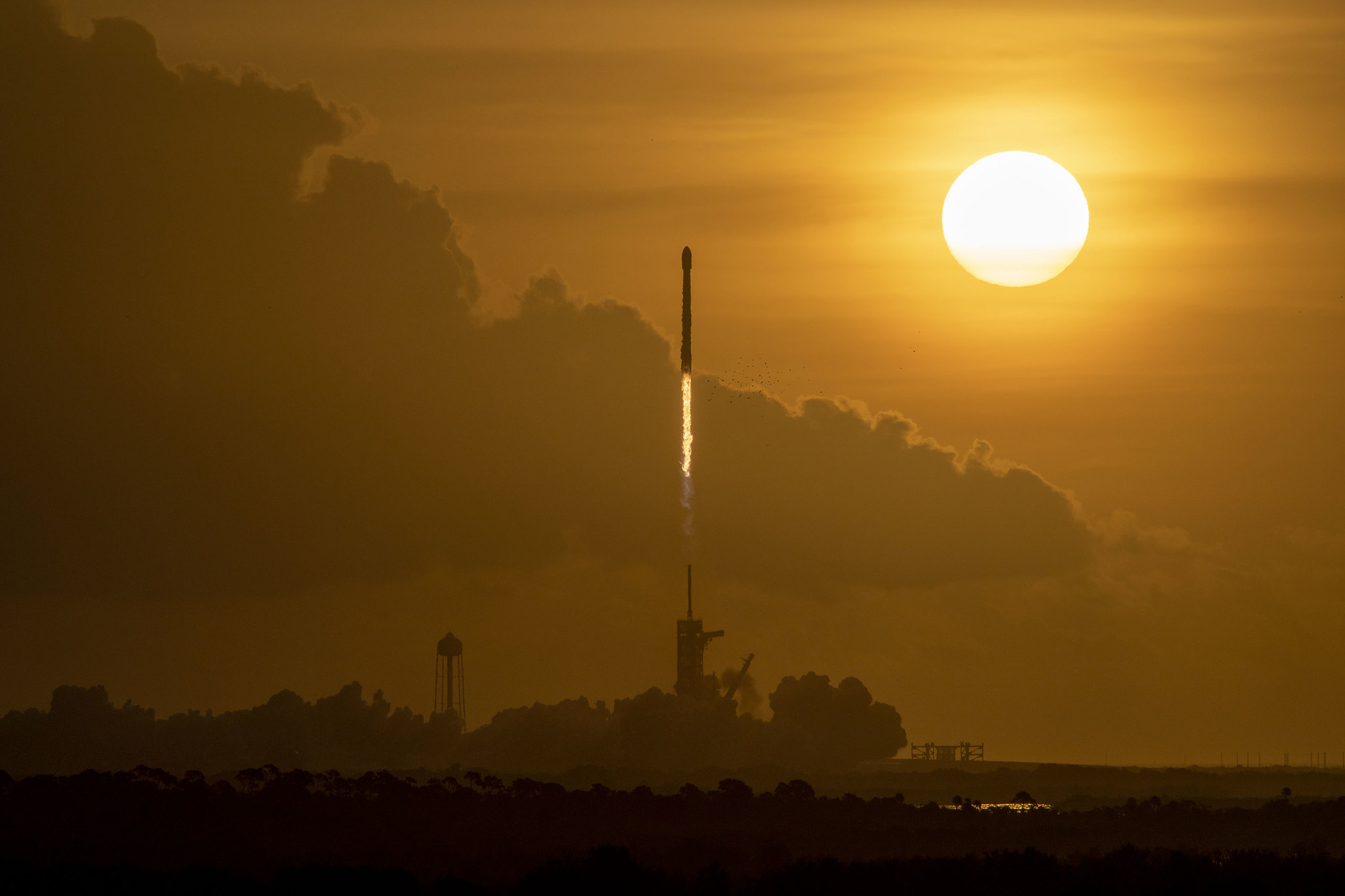 Nagyon belehúzott a SpaceX a műholdas internet kiépítésébe, 18 nap alatt 180 új műholdat állítottak pályára
