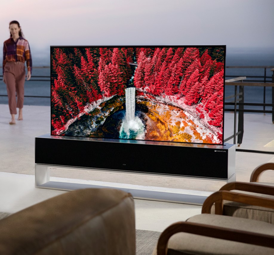 27 millió forintért kerül boltokba az LG feltekerhető tévéje