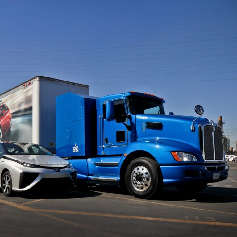 Hidrogén- és elektromos hajtással jön Amerika ikonikus csőrös kamionjainak új nemzedéke