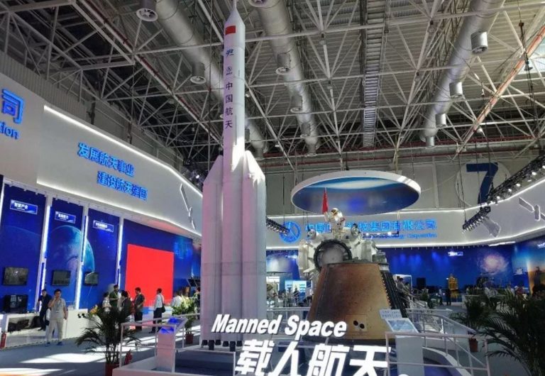 Kína bejelentett egy új rakétát, amivel embert fognak küldeni a Holdra