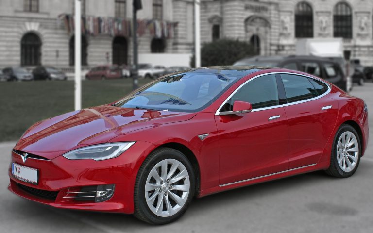 Rekordszámú autót szállított le a Tesla