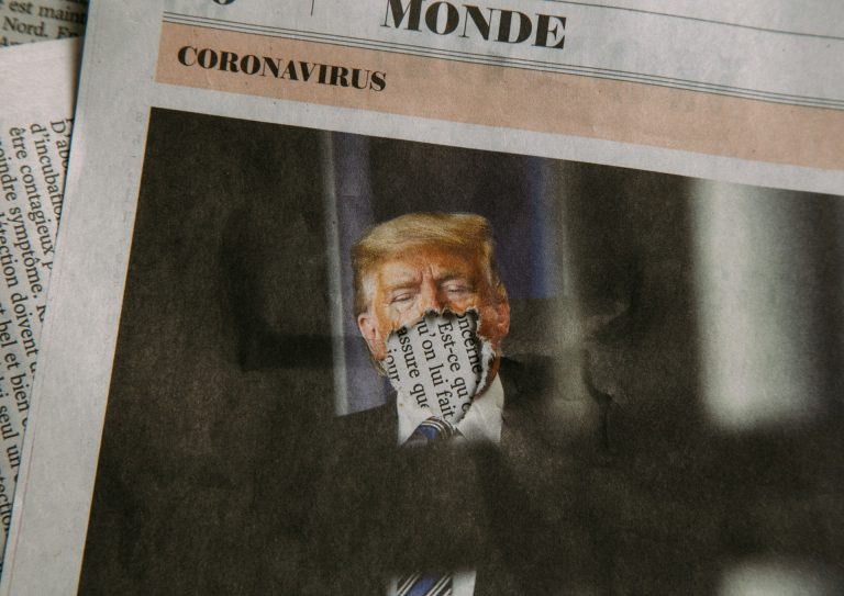A Facebookon, a Twitteren, de még a TikTokon is cenzúrázzák Trumpot