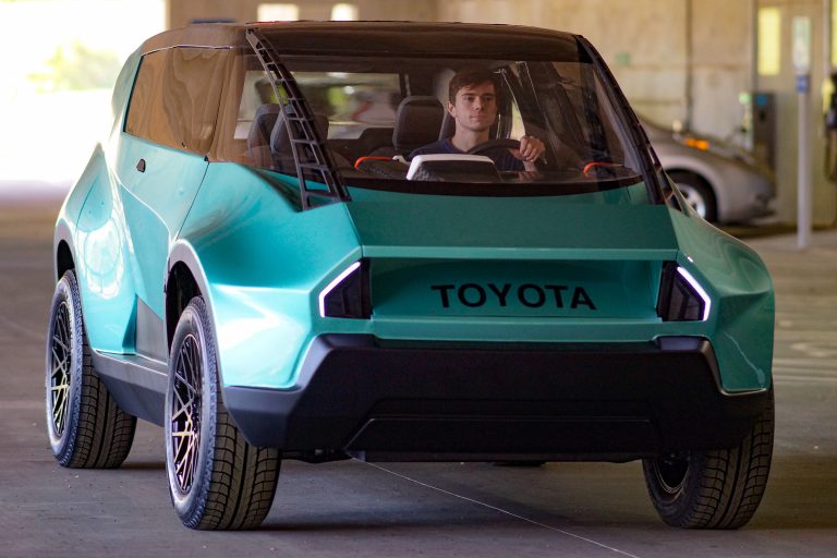 A Toyota már jövőre bemutathatja a világ első szilárdtest-akkumulátoros autóját, amit mindössze tíz perc lesz újratölteni
