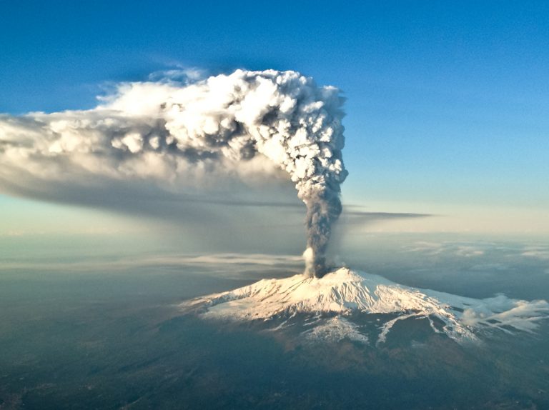 Az Etna kitörését közepes erősségű földrengés kísérte Szicíliában