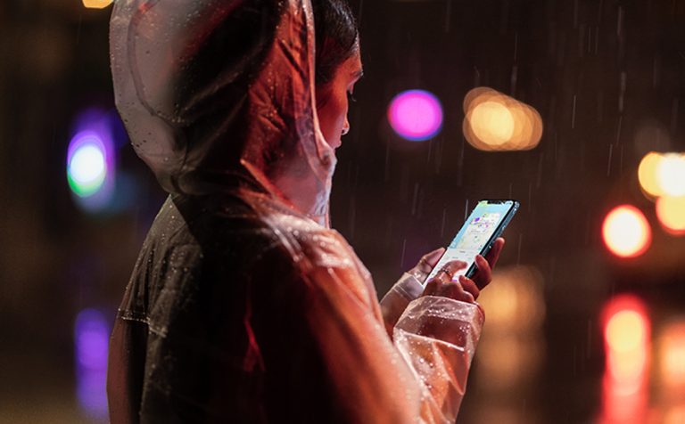 Félrevezette a fogyasztókat az Apple az iPhone vízállóságával kapcsolatban