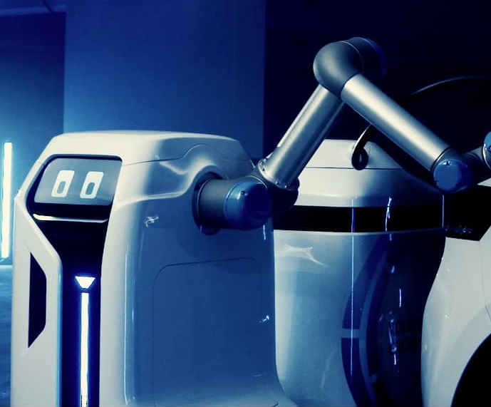 A Volkswagen bemutatta a robotot, ami automatikusan feltölti az elektromos autónkat