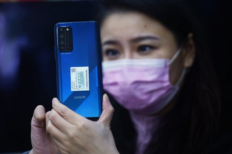 A Reuters szerint a Huawei teljesen kivonulhat a prémium telefonok piacáról