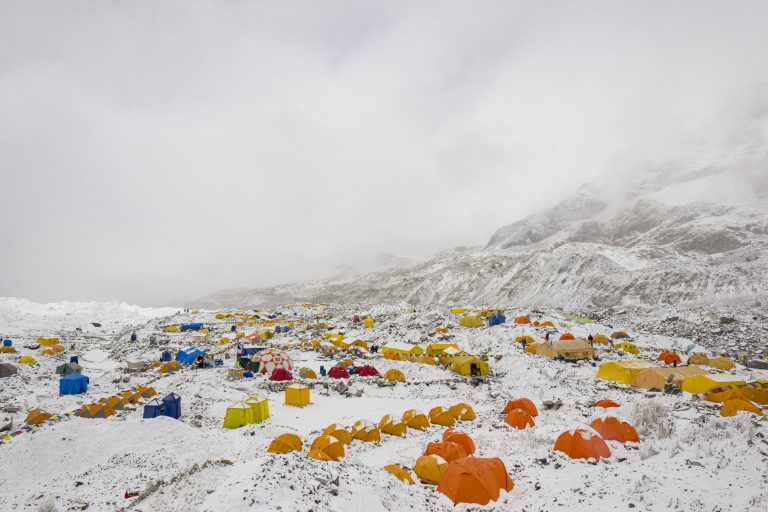 A Mount Everest hivatalosan nyolcvanhat centiméterrel magasabb lett, de tele van műanyagszeméttel