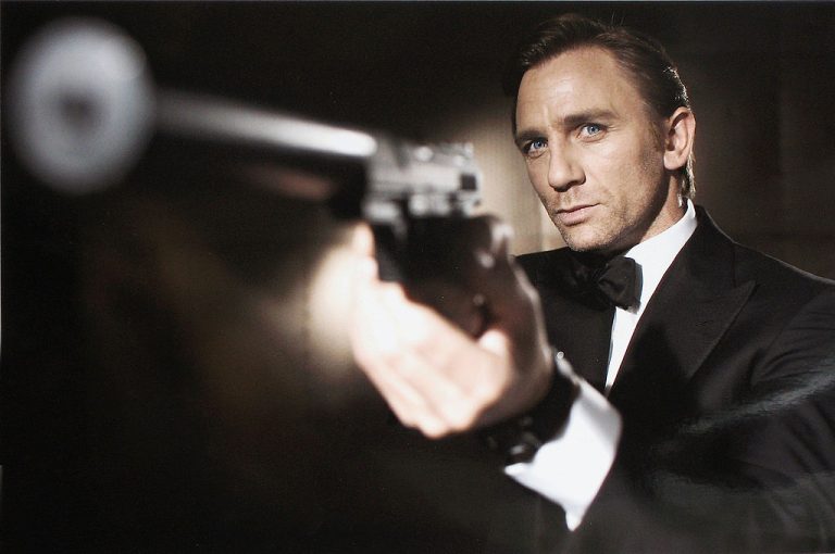 James Bond elavult mobillal menti meg a világot következő filmjében