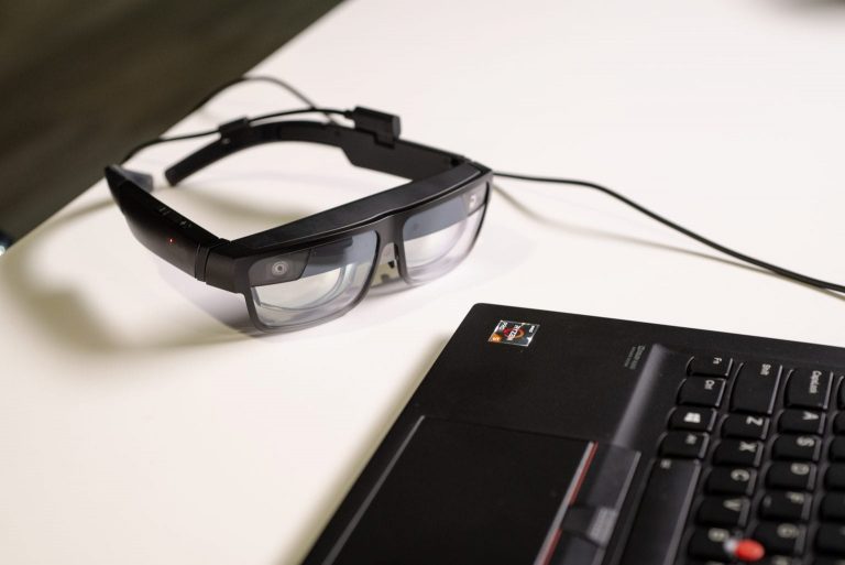 Öt monitort nézhetünk egyszerre a Lenovo új okosszemüvegével