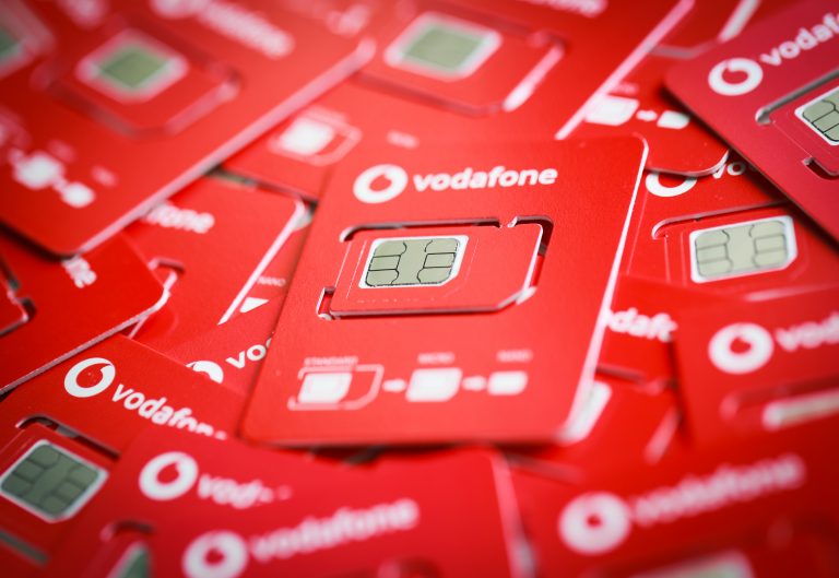 Hadat üzennek az eldobható műanyagnak a Vodafone kisméretű SIM-kártyatartói