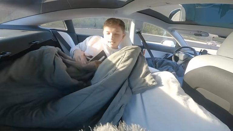 Bekapcsolta a vezetéssegítő rendszert az autópályán, majd lefeküdt a Tesla hátsó ülésére aludni