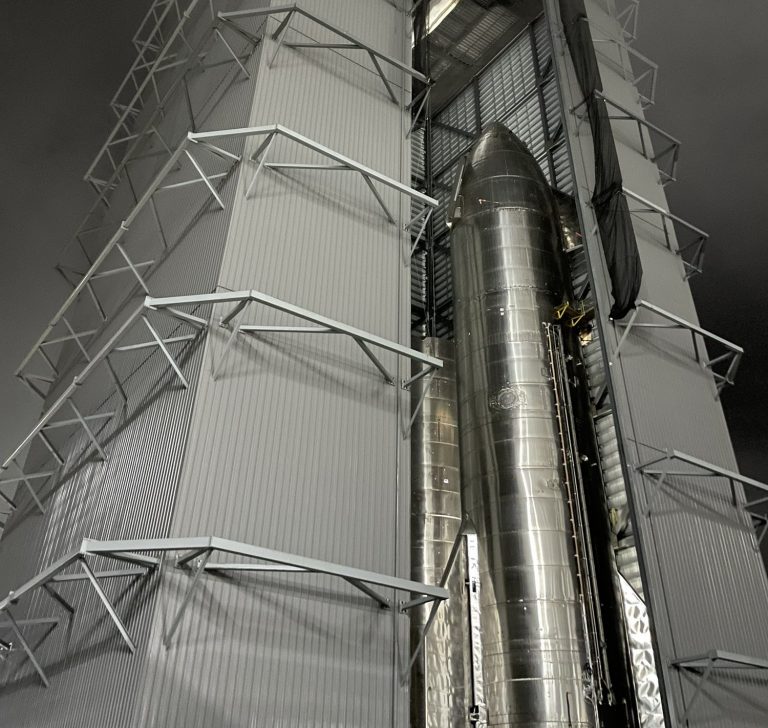 Új fotók a gigantikus méretű, félig kész Spacex Super Heavy gyorsítórakétáról