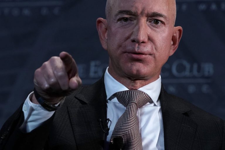 Jeff Bezos lemond az Amazon vezérigazgatói posztjáról
